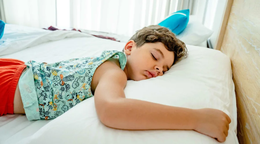 Cambio dell’ora e sonno dei bambini: come adattare la routine